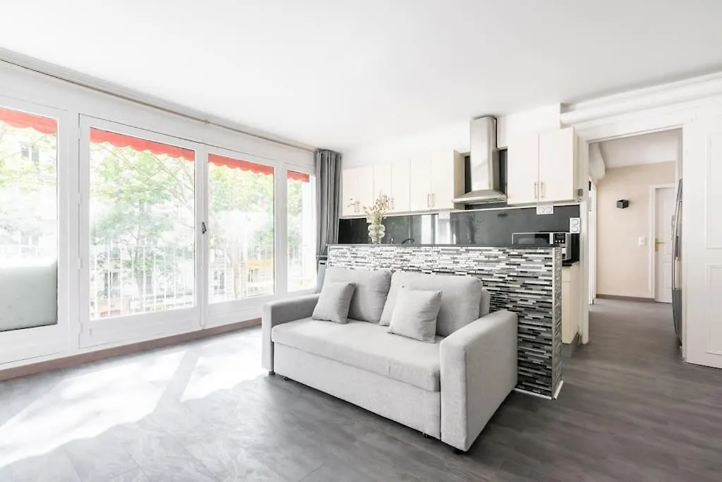 Ensoleille Buttes Chaumont - Iii Apartment *